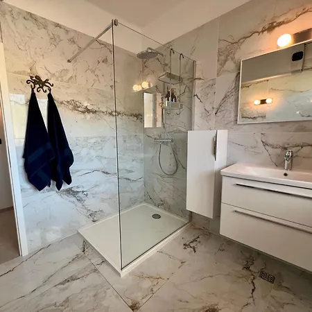 Newly Refurbished Haven * Komiža